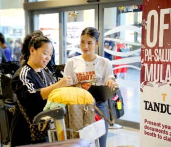 Tanduay Gives Homecoming Gifts to Returning OFWs at Cebu Airport