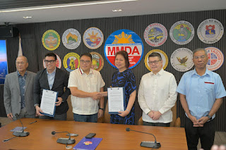 MMDA and Globe seal a milestone partnership for disaster preparedness and response in Metro Manila with the signing of a Memorandum of Agreement. In photo (from left to right): MMDA Deputy Chairman Usec. Frisco S. San Juan, Jr.; Globe Vice President for Risk and Property Management Raymond Martin S. Aguilar; MMDA Chairman Atty. Romando Artes; Globe Chief Sustainability and Corporate Communications Officer Yoly Crisanto; Globe Assistant Vice President for Sector Relations, Corporate and Legal Services Group, Robert Aquino; and MMDA General Manager Usec. Nicolas D. Torre III.